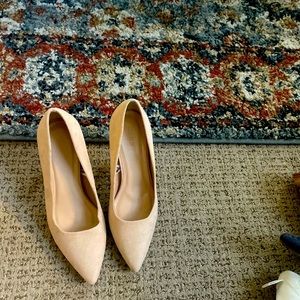 Nude pumps